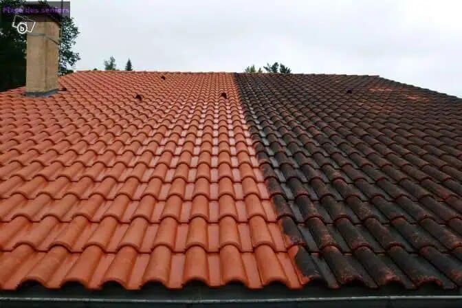 Toiture en tuiles à moitié démoussée montrant l'avant et l'après du traitement