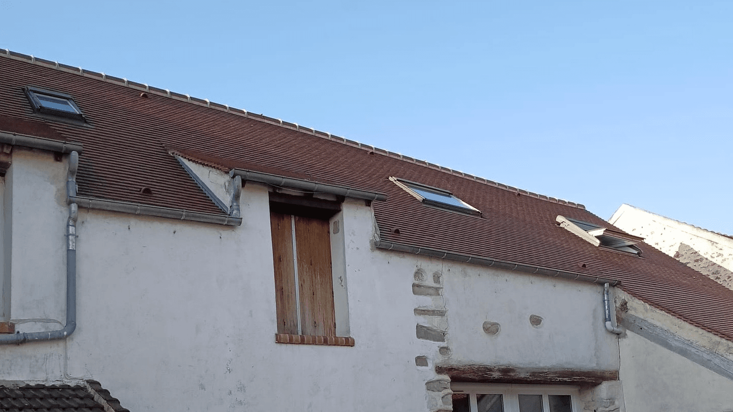 Toiture en tuiles d'une maison française nettoyée et démoussée