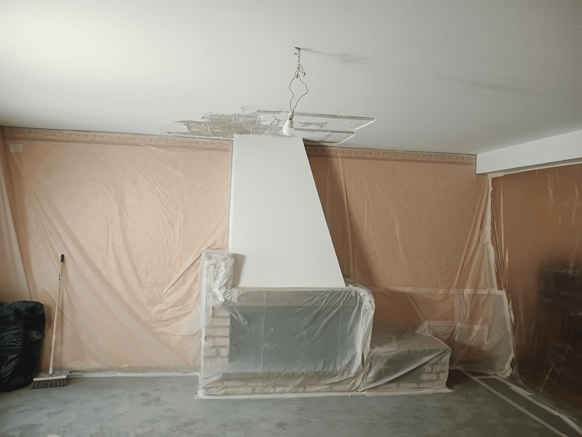 Séjour protégé et préparé pendant les travaux de peinture intérieure